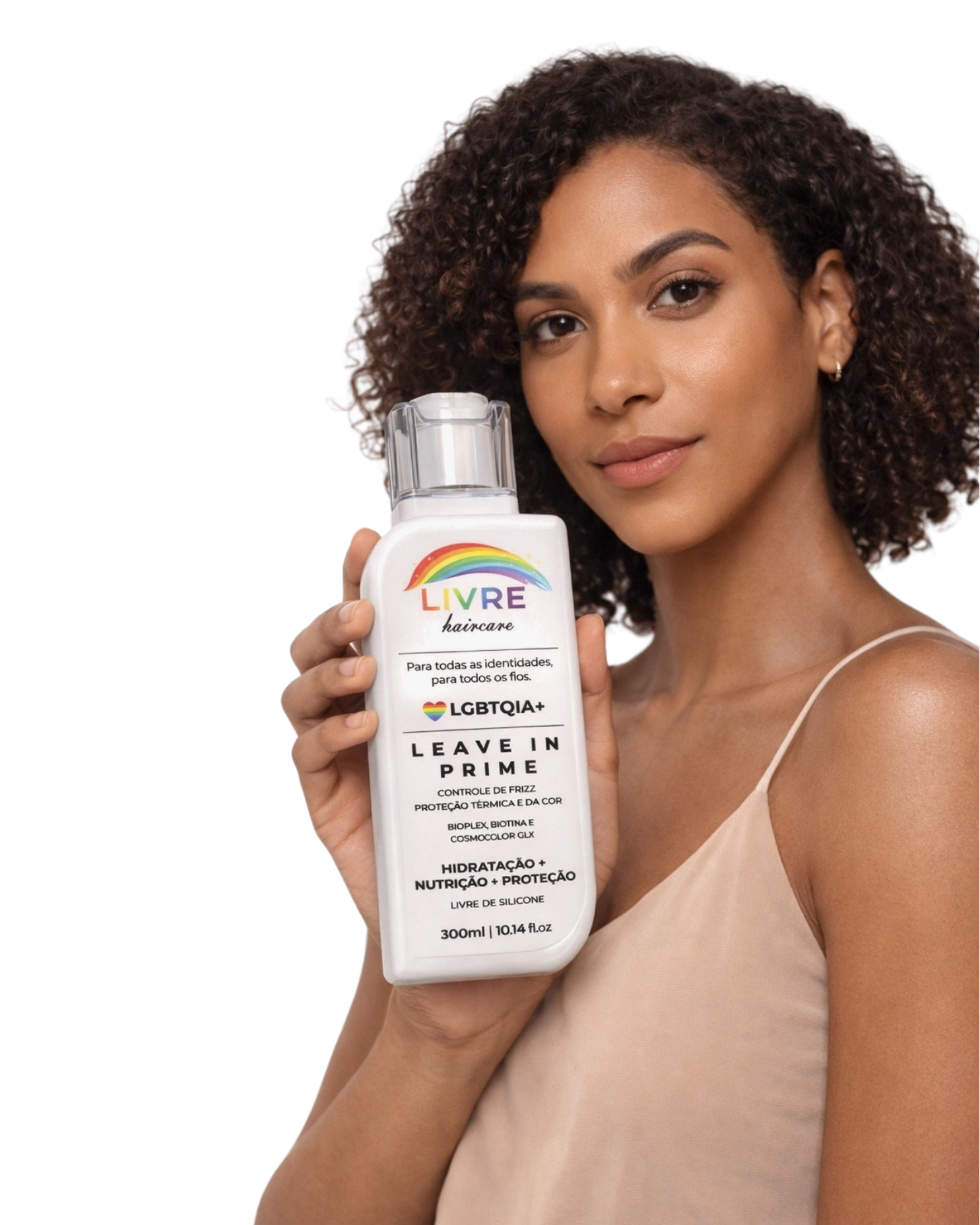 Modelo segurando Leave-in LIVRE Prime — cuidado capilar inclusivo
